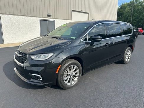 Used 2023 Chrysler Pacifica Touring-L w/ Uconnect Theater Family Group AWD/4WD image 12
