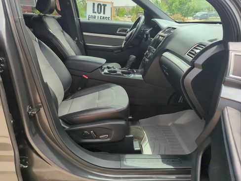 Used 2017 Ford Explorer XLT w/ Equipment Group 202A AWD/4WD image 16