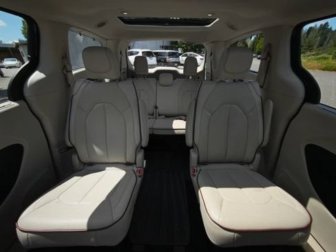 Used 2017 Chrysler Pacifica Limited w/ UConnect Theater Package FWD image 41