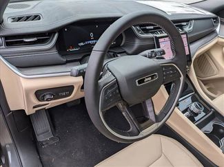 New 2025 Jeep Grand Cherokee Limited video 3