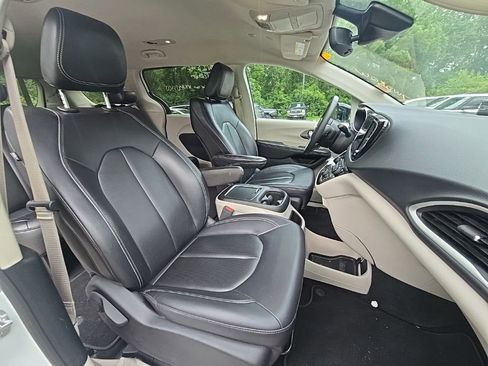 Used 2024 Chrysler Pacifica Touring-L FWD image 16