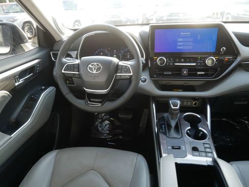 Used 2023 Toyota Highlander Limited image 12