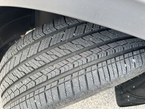 Certified 2024 Volkswagen Atlas Cross Sport SEL Premium R-Line AWD/4WD image 38