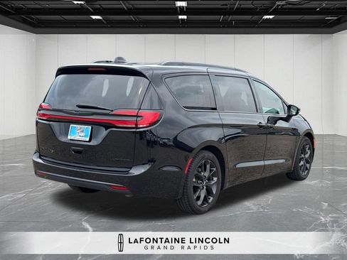 Used 2025 Chrysler Pacifica Limited FWD image 5