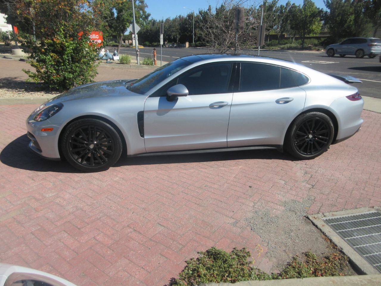 Used 2019 Porsche Panamera RWD image 3