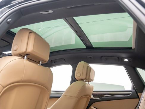 Certified 2025 Porsche Macan image 18