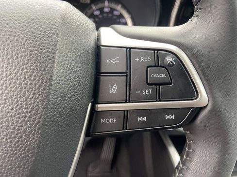 Used 2024 Toyota Highlander LE FWD image 34