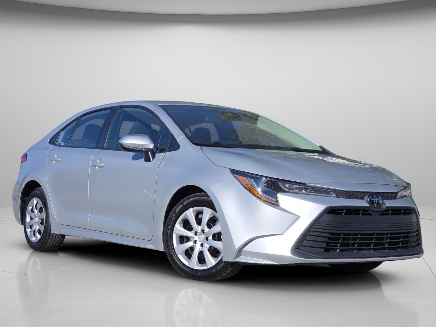 Used 2025 Toyota Corolla LE FWD image 2
