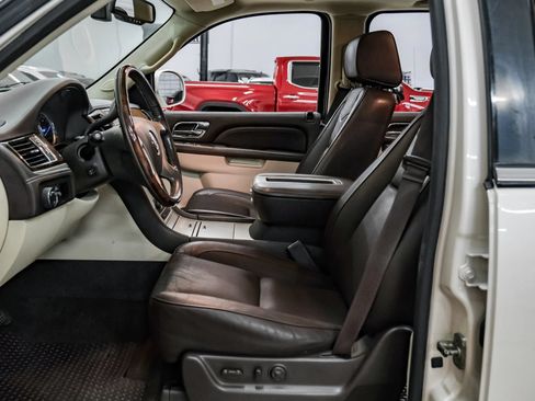 Used 2014 Cadillac Escalade ESV Platinum RWD image 3