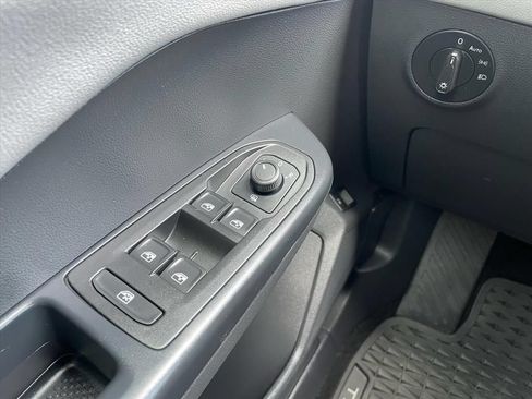 Used 2024 Volkswagen Taos SE w/ Panoramic Sunroof Package FWD image 16