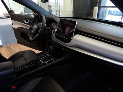 Used 2025 Jeep Compass Limited image 13