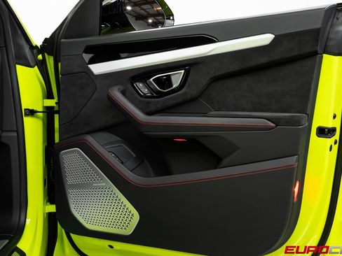 Used 2022 Lamborghini Urus *HIGH GLOSS BLACK STYLE PACKAG image 22