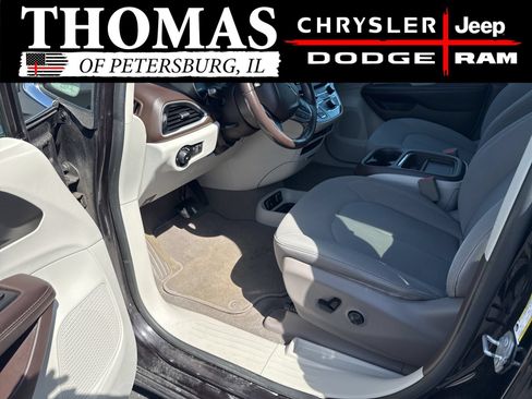 Used 2019 Chrysler Pacifica Touring Plus w/ Tire & Wheel Group FWD image 20