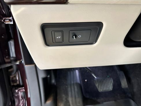 Used 2020 Land Rover Range Rover HSE image 17