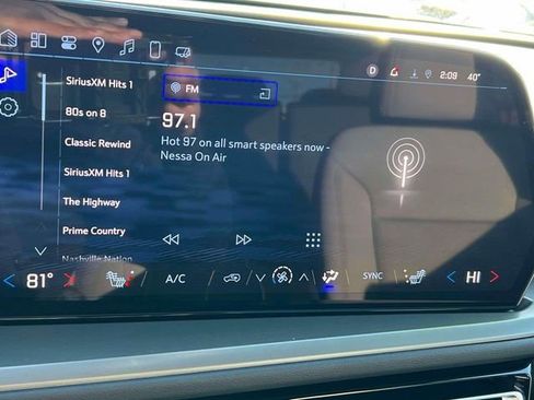 Used 2025 Chevrolet Traverse LT FWD image 30