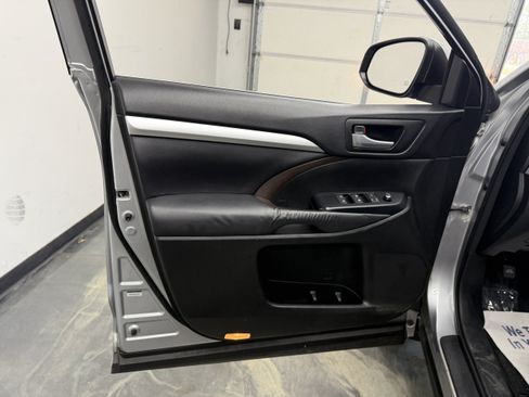Used 2016 Toyota Highlander XLE AWD/4WD image 11
