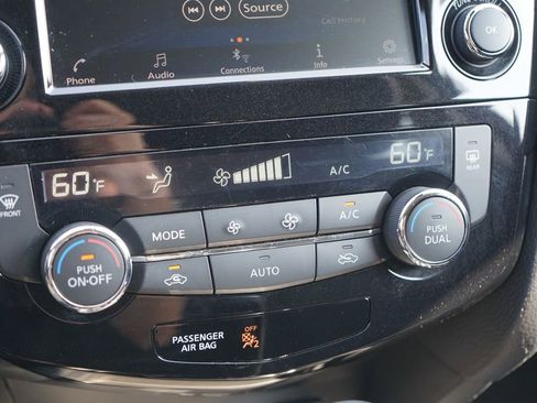 Used 2019 Nissan Rogue SV image 18