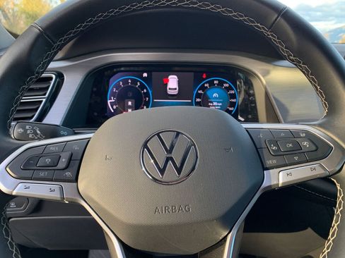 Used 2025 Volkswagen Atlas Cross Sport SE image 28