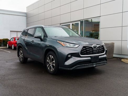 Used 2020 Toyota Highlander XLE image 28