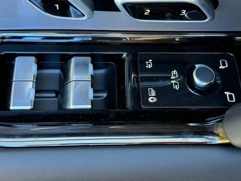 Used 2025 Land Rover Range Rover Sport SE image 25