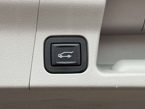 Used 2017 GMC Acadia SLT w/ LPO, Floor Liner Package AWD/4WD image 7