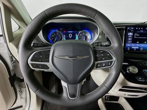 Used 2024 Chrysler Pacifica Touring-L image 11