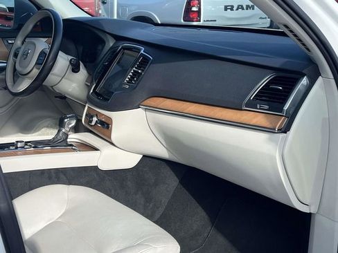 Used 2021 Volvo XC90 T6 Momentum image 27