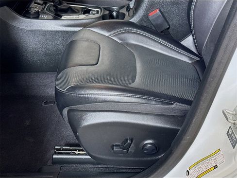 Used 2023 Jeep Cherokee Altitude Lux image 17