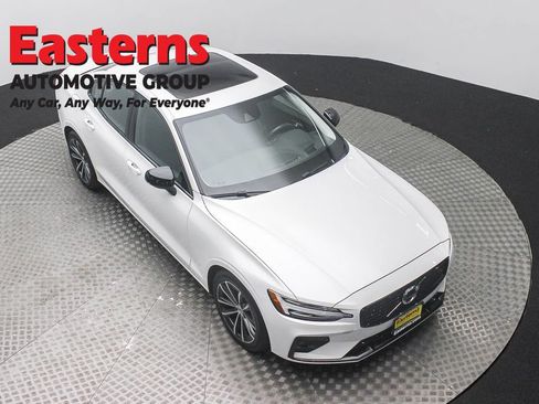 Used 2022 Volvo S60 B5 Inscription FWD image 3