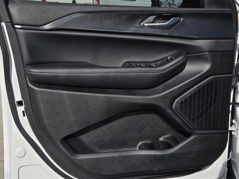 New 2025 Jeep Grand Cherokee Altitude image 15