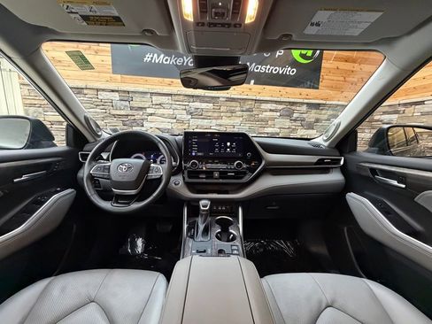 Used 2023 Toyota Highlander Limited AWD/4WD image 16