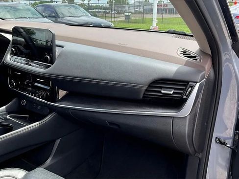 Used 2021 Nissan Rogue Platinum image 14