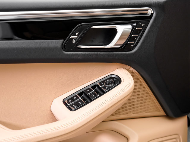 Certified 2026 Porsche Macan AWD/4WD image 8