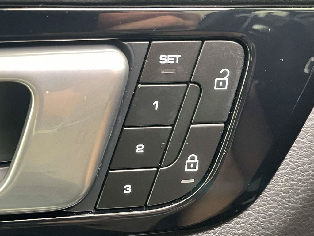 Certified 2023 Porsche Cayenne AWD/4WD image 36