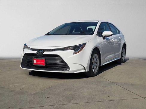 Certified 2025 Toyota Corolla LE FWD image 7