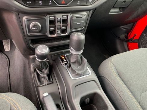 Used 2025 Jeep Wrangler Sahara image 40