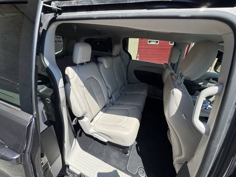 Used 2019 Chrysler Pacifica Touring-L FWD image 21
