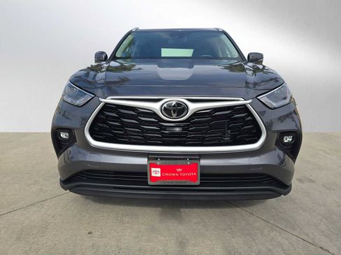 Certified 2025 Toyota Highlander XLE FWD image 8