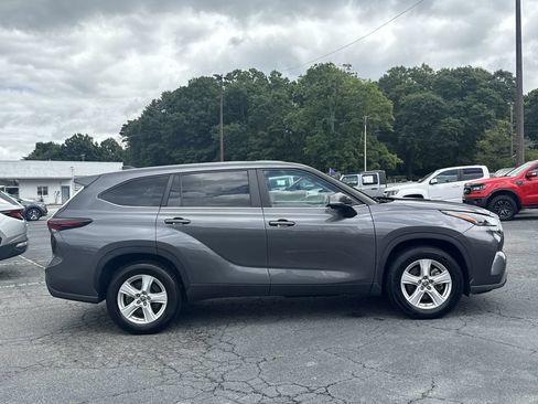 Used 2024 Toyota Highlander LE FWD image 8