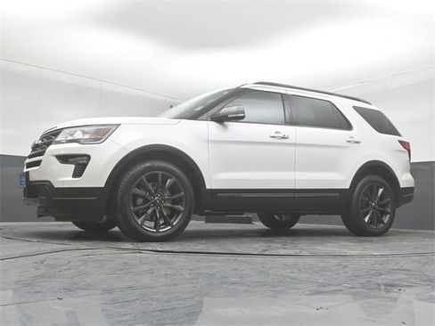 Certified 2018 Ford Explorer XLT w/ Equipment Group 202A image 40
