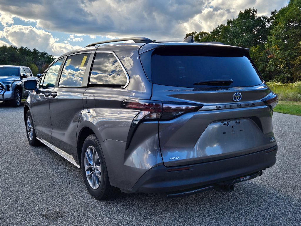 Used 2024 Toyota Sienna LE AWD/4WD image 3