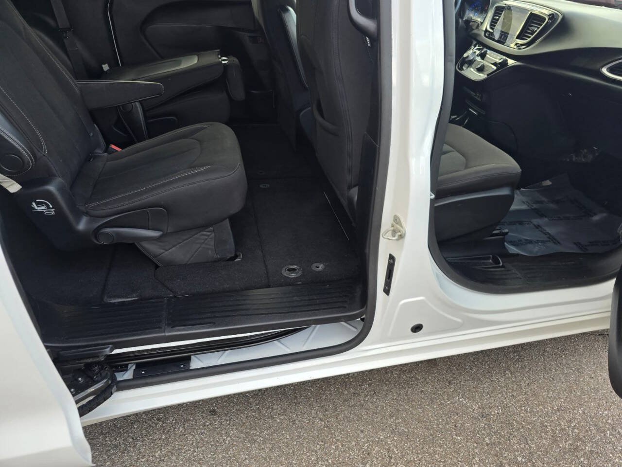 Used 2020 Chrysler Pacifica Touring w/ Advanced Safetytec Group FWD image 59
