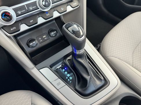 Used 2020 Hyundai Elantra SE FWD image 15
