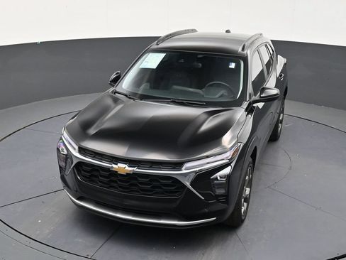 Used 2025 Chevrolet Trax LT w/ Driver Confidence Package FWD image 19