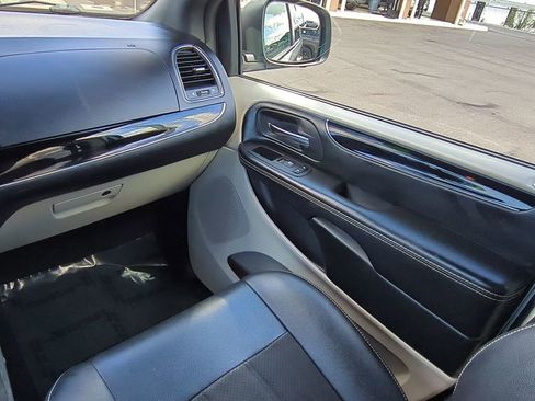 Used 2019 Dodge Grand Caravan SXT image 16