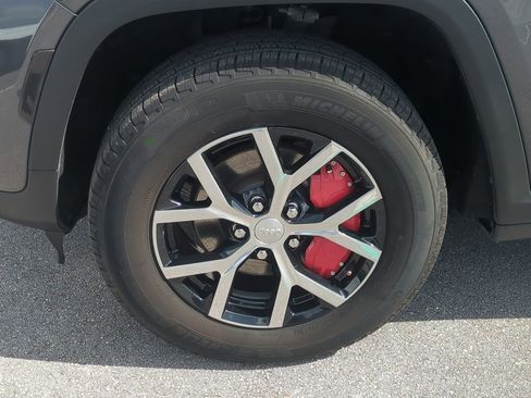 Used 2024 Jeep Grand Cherokee Limited image 12