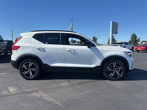 Used 2024 Volvo XC40 B5 Core image 5