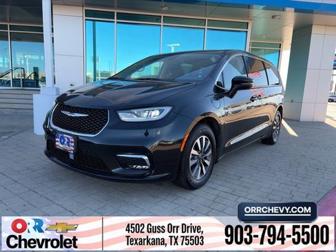 Used 2023 Chrysler Pacifica Touring-L image 1