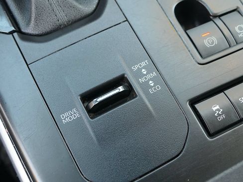 Used 2021 Toyota Highlander XLE FWD image 23