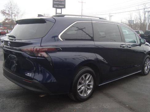 Used 2024 Toyota Sienna XLE image 4